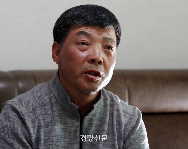 이후식 공주사대부고 해병대 캠프 참사 유가족 대표가 지난 18일 충남 논산시 노성면 자택에서 경향신문과 인터뷰하고 있다. 서성일 선임기자