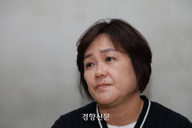 이태원 참사 유가족 최선미씨가 지난 15일 경기 시흥시 한 카페에서 세월호 유가족과 만난 소회를 이야기하고 있다. 한수빈 기자