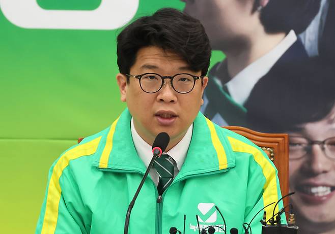 김준우 녹색정의당 상임선대위원장이 지난 3월26일 국회에서 열린 선거대책위원회 회의에서 발언하고 있다. 연합뉴스