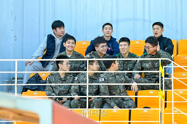 방탄소년단(BTS)의 뷔(두 번째줄 왼쪽)가 31일 춘천송암스포츠타운에서 열린 K리그1 강원-서울전을 관전하고 있다. 강원FC 제공