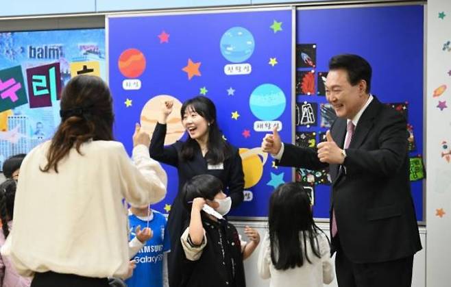 윤석열 대통령이 지난달 29일 경기도 화성시 아인초등학교에서 늘봄학교 '초1 맞춤형 프로그램'이 진행 중인 교실을 찾아 일일 특별 교사로 학생들과 수업하고 있다. 대통령실