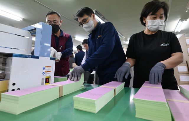 경기도 안양의 한 인쇄소에서 직원들이 1일 인쇄된 제22대 국회의원 선거 투표용지를 검수 및 분류작업을 하고 있다. 연합뉴스