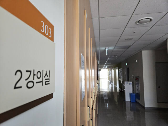1일 오전 인천 남동구 구월동의 가천대 의과대학 3층 복도에 불이 다 꺼져있고, 사람 1명 없이 조용하다. 박귀빈기자