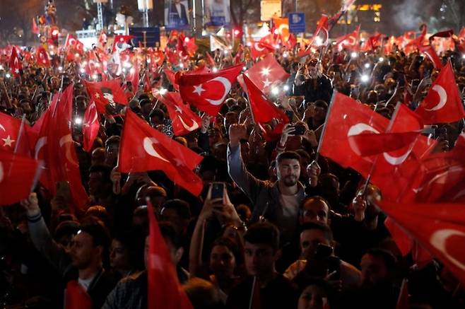1일(현지시간) 튀르키예 이스탄불에서 에크렘 이마모을루 이스탄불 시장의 지지자들이 그의 시장 선거 승리 소식에 기뻐하고 있다. [사진=로이터연합]