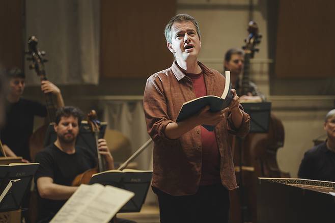 편안한 차림으로 프라이부르크 바로크 오케스트라와 ‘마태 수난곡’을 연습하는 카운터테너 필립 자루스키. 사진제공=롯데문화재단