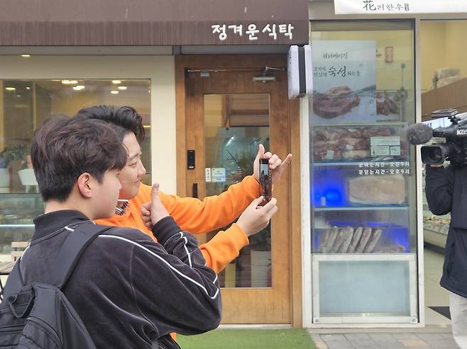 한 시민과 셀카를 찍는 이준석 개혁신당 후보의 모습. 박윤균 기자