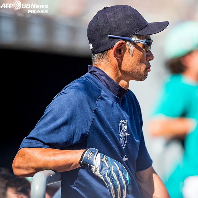 스즈키 이치로 시애틀 매리너스 구단 특별 보좌관 겸 인스트럭터가 2024 MLB 스프링캠프 더그아웃에서 샌프란시스코 자이언츠와 경기를 지켜보고 있다. 사진=AFPBBNews=News1
