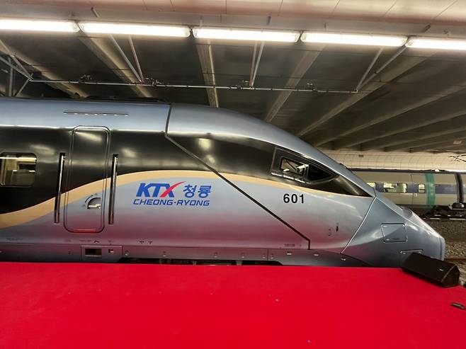 KTX 개통 20주년을 기념해 일반에 공개된 신형 고속열차 'KTX-청룡'/사진제공=국토교통부
