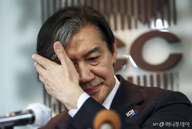 [서울=뉴시스] 정병혁 기자 = 조국 조국혁신당 대표가 27일 서울 중구 한국프레스센터에서 열린 외신기자 간담회에서 머리를 쓸어넘기고 있다. 2024.03.27. jhope@newsis.com /사진=정병혁