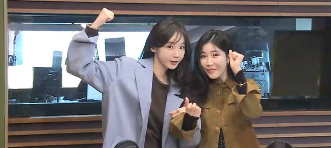 왼쪽부터 강민경 이해리/MBC FM4U ‘정희’ 캡처