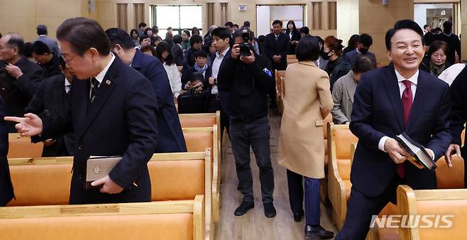 [인천=뉴시스] 이영환 기자 = 제22대 총선 인천 계양을에 출마한 이재명 더불어민주당 대표와 원희룡 국민의힘 계양을 후보가 지난달 31일 오전 인천 계양구 가나안교회에서 부활절 예배를 마친 후 이동하고 있다. 2024.03.31. 20hwan@newsis.com