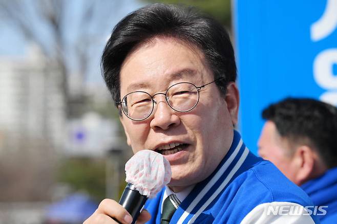 [인천=뉴시스] 이영환 기자 = 제22대 총선 인천 계양을 후보인 이재명 더불어민주당 대표가 지난달 31일 오후 인천 계양구 서운동성당 앞에서 선거 유세를 하고 있다.(공동취재) 2024.03.31.photo@newsis.com