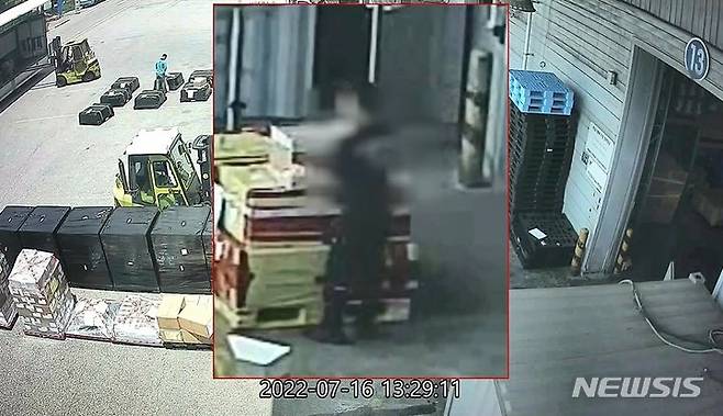 [인천=뉴시스] 김동영 기자 = 면세 양주를 생수로 바꿔치기하는 장면. (사진=인천지검 제공) 2024.04.01. photo@newsis.com