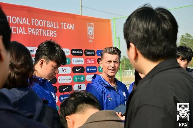 [서울=뉴시스]여자축구대표팀 콜린 벨 감독. (사진=대한축구협회 제공)