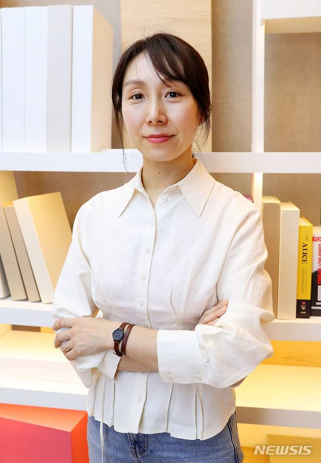 [고양=뉴시스] 김혜진 기자 =  EBS 음악방송 '스페이스 공감' 연출하는 황정원 PD가 지난 28일 오후 경기 고양시 일산동구 EBS에서 뉴시스와 인터뷰에 앞서 포즈를 취하고 있다. 2024.04.01. jini@newsis.com