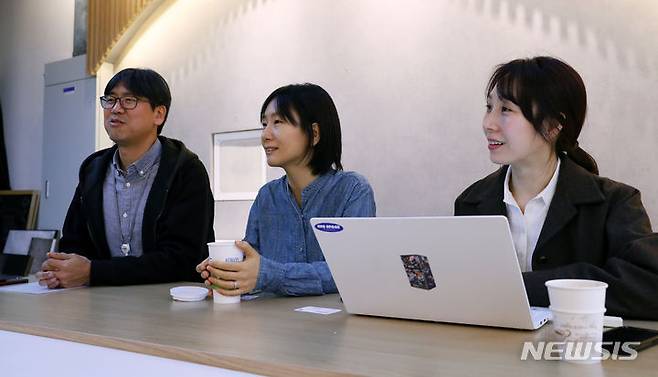 [고양=뉴시스] 김혜진 기자 =  EBS 음악방송 '스페이스 공감'의 안상민 촬영감독(왼쪽부터), 김효정 작가, 황정원 PD가 지난 28일 오후 경기 고양시 일산동구 EBS에서 뉴시스와 인터뷰를 하고 있다. 2024.04.01. jini@newsis.com