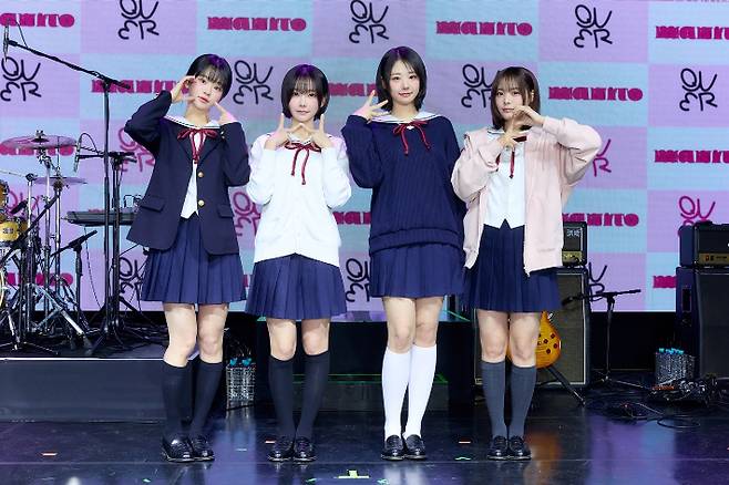 QWER의 미니 1집 '마니또'는 1일 저녁 6시 발매된다. 타마고 프로덕션 제공