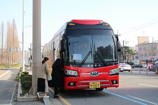 새만금개발청이 전북 군산, 전주, 익산권 통근버스 7대를 주 5일 운행한다고 1일 밝혔다. 새만금개발청 제공