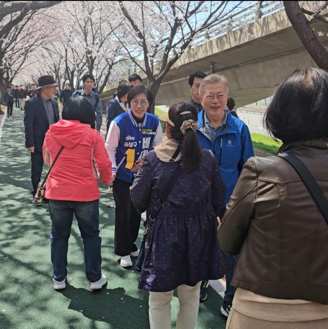 ▲1일 더불어민주당 배재정 후보를 격려하기 위해 부산 사상구를 깜짝 방문한 문재인 전 대통령이 배 후보와 괘법동에 있는 낙동강 벚꽃길에서 시민들과 인사를 나누고 있다. ⓒ연합뉴스