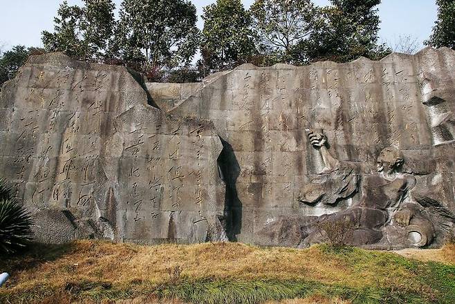 이백고리에 만들어진 '장진주' 시벽과 이백의 중년의 모습