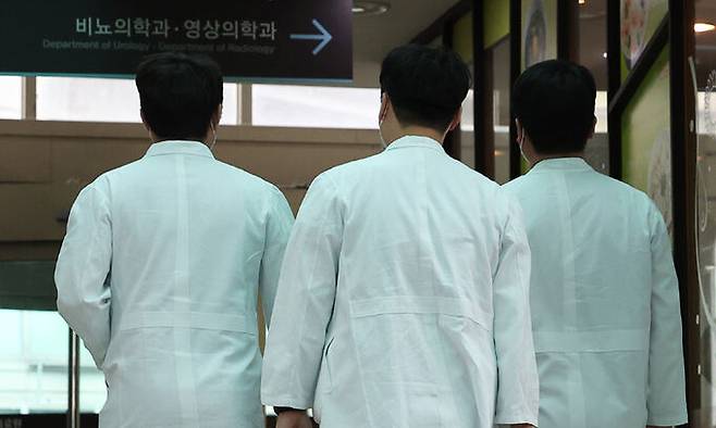 서울 시내 한 대형병원에서 의료진이 이동하고 있다. 연합뉴스