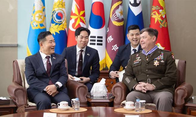신원식 국방부 장관(왼쪽)이 1일&nbsp;이임을 앞둔 미 8군 사령관 윌러드 벌러슨 중장(오른쪽)에게 보국훈장 국선장을 수여한 뒤 환담하고 있다. 국방부 제공
