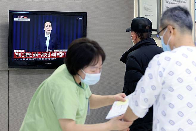 1일 서울 한 대학병원에 윤석열 대통령의 '의대 개혁' 관련 대국민 담화 생중계가 나오고 있다. 이날 윤 대통령은 정부의 의대 증원 방침에 반발하는 의료계를 향해 “더 타당하고 합리적인 방안을 가져온다면 얼마든지 논의할 수 있다”고 했다.이재문 기자