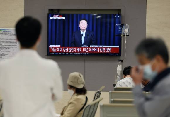 1일 서울의 한 대학병원에서 한 의사가 윤석열 대통령의 의대 정원 증원 관련 대국민 담화 생중계를 지켜보고 있다. 뉴시스
