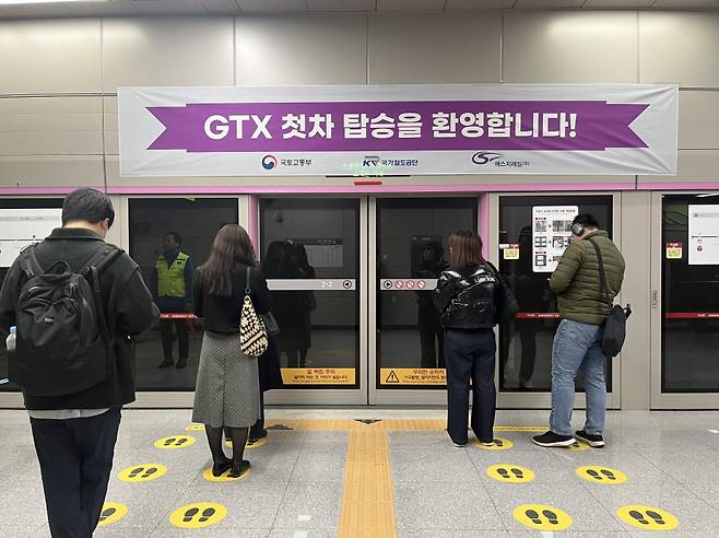 4월1일 오전 7시50분경 경기도 화성시 GTX 동탄역에서 승객들이 열차를 기다리고 있다. ⓒ시사저널 강윤서