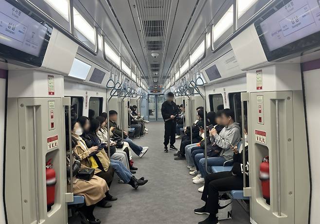 4월1일 오전 8시경 동탄발 수서행 GTX 열차 안에 시민들이 앉아서 이동하고 있다. ⓒ시사저널 강윤서