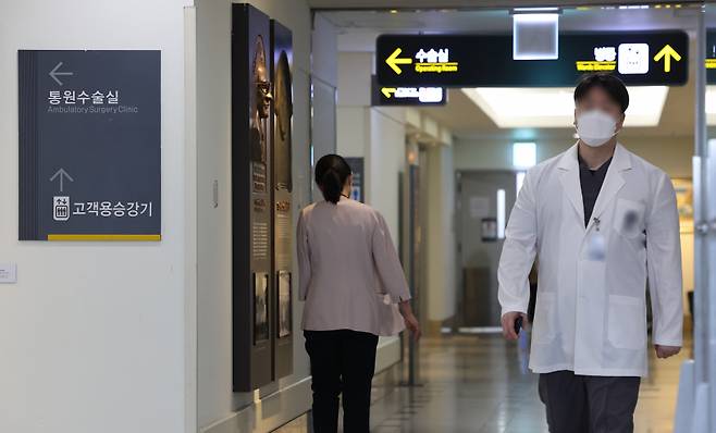정부가 의대 증원 방침 의지를 재차 밝힌 1일 서울 한 대학병원에서 의료진이 수술실 인근을 지나치고 있다. ⓒ연합뉴스