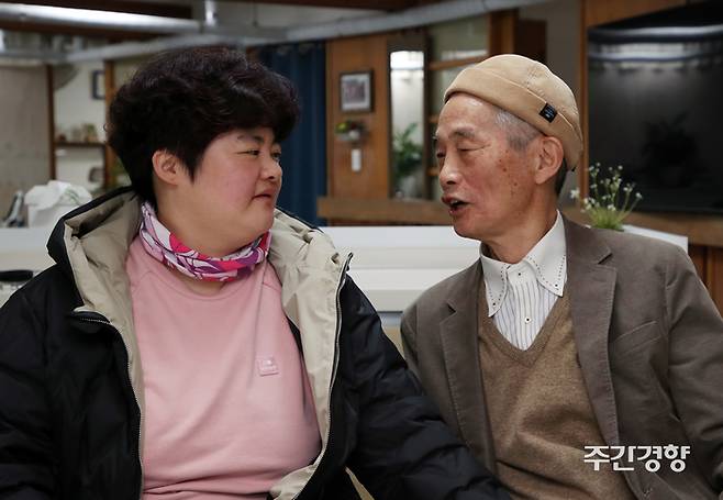 인천시 강화군 길상면 발달장애인직업재활시설 ‘우리마을’에서 발달장애인 최승희씨(왼쪽)와 아버지 최종우씨가 대화를 하고 있다. 서성일 선임기자
