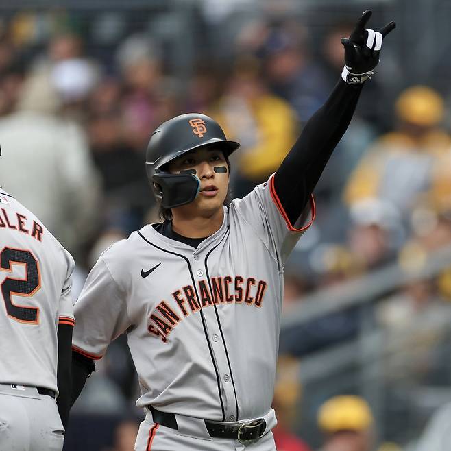 메이저리그 샌디에이고 김하성이 1일 샌프란시스코와의 홈 경기에서 팀이 6-0으로 앞선 2회말 2사 1,3루에서 제프리스의 초구 체인지업을 공략해 좌측 담장을 훌쩍 넘기는 3점 홈런(시즌 1호)을 때려냈다. 하루전엔 샌프란시스코에서 뛰는 키움 이정후가 선배 김하성 앞에서 빅리그 첫 홈런을 때려냈다. AFP/연합뉴스