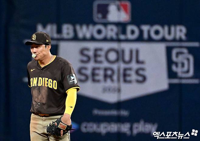 메이저리그 샌디에이고 김하성이 1일 샌프란시스코와의 홈 경기에서 팀이 6-0으로 앞선 2회말 2사 1,3루에서 제프리스의 초구 체인지업을 공략해 좌측 담장을 훌쩍 넘기는 3점 홈런(시즌 1호)을 때려냈다. 하루전엔 샌프란시스코에서 뛰는 키움 이정후가 선배 김하성 앞에서 빅리그 첫 홈런을 때려냈다. 사진은 김하성이 지난달 서울시리즈에 참가해 수비 도중 풍선껌을 부는 모습. 엑스포츠뉴스DB