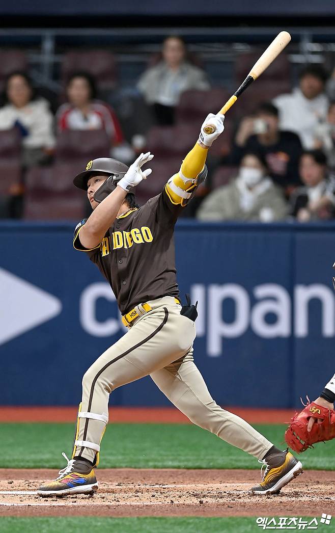 메이저리그 샌디에이고 김하성이 1일 샌프란시스코와의 홈 경기에서 팀이 6-0으로 앞선 2회말 2사 1,3루에서 제프리스의 초구 체인지업을 공략해 좌측 담장을 훌쩍 넘기는 3점 홈런(시즌 1호)을 때려냈다. 사진은 김하성이 지난달 서울시리즈에 참가해 타격하는 모습. 엑스포츠뉴스DB