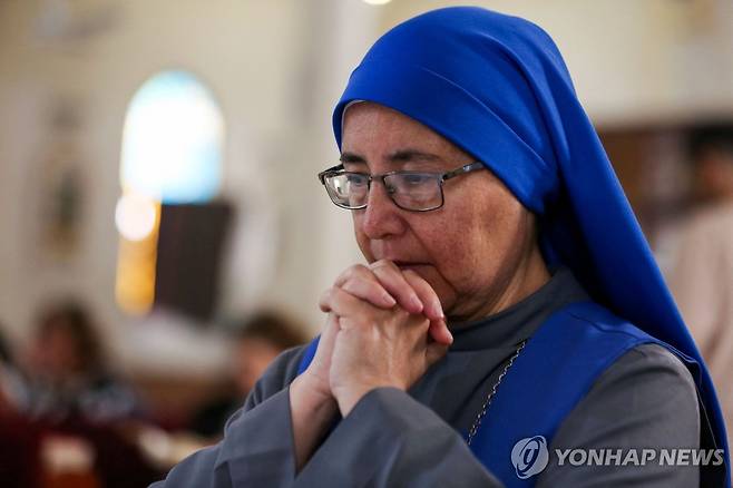 31일(현지시간) 가자시티 성가족 교회에서 열린 부활절 미사에 참석한 한 수녀  [로이터 연합뉴스 자료사진. 재판매 및 DB 금지]
