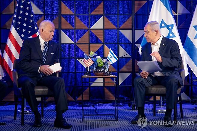 이스라엘서 네타냐후와 회담하는 바이든 (텔아비브 신화=연합뉴스) 지난해 10월 이스라엘 텔아비브를 방문한 조 바이든 미국 대통령이 베냐민 네타냐후 이스라엘 총리와 회담하고 있다. 2023.10.19 kjw@yna.co.kr