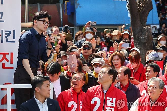 부산 연제구 지원 나선 한동훈 비대위원장 (부산=연합뉴스) 한종찬 기자 = 국민의힘 한동훈 비상대책위원장 겸 총괄 선거대책위원장이 1일 부산 연제구 연산역 앞에서 김희정(부산 연제구) 후보의 지지를 호소하고 있다. 2024.4.1 saba@yna.co.kr