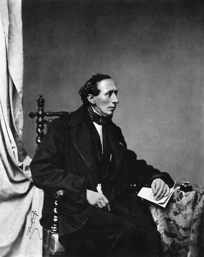 한스 크리스티안 안데르센(출처: Franz Hanfstaengl, 흑백사진(1860), Wikimedia Commons, Public Domain)
