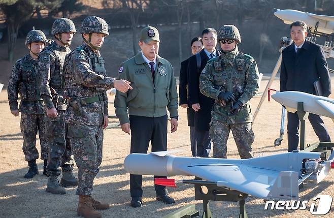 신원식 국방부장관이 8일 드론작전사령부를 방문해 이보형(소장) 드론작전사령관으로부터 전력 현황을 보고 받고 있다. (국방부 제공) 2024.1.8/뉴스1