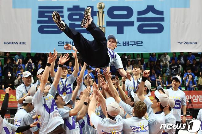 2일 오후 경기 안산 상록수체육관에서 열린 도드람 2023~2024 프로배구 V-리그 챔피언결정전 3차전 대한항공과 OK금융그룹의 경기에서 프로배구 사상 첫 통합 4연패를 달성한 대한항공 선수들이 토미 틸리카이넨 감독을 헹가래 치고 있다.2024.4.2/뉴스1 ⓒ News1 이광호 기자