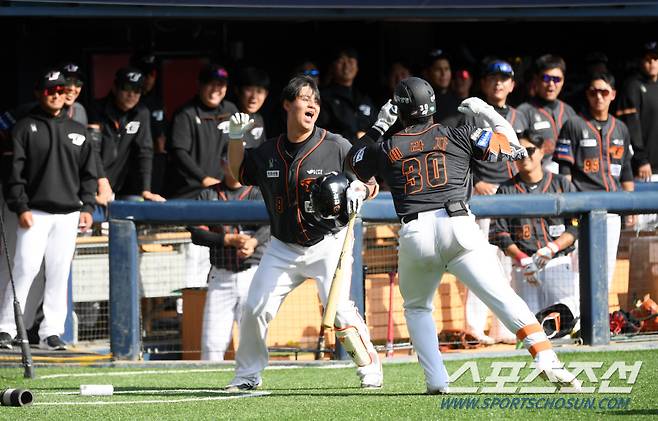 24일 잠실구장에서 열린 LG 트윈스와 한화 이글스의 경기. 6회초 한화 페라자가 솔로포를 날린 뒤 환호하고 있다. 잠실=박재만 기자pjm@sportschosun.com/2024.03.24/