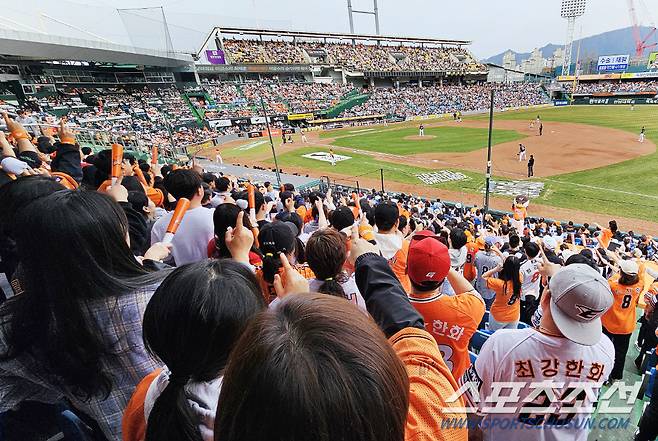 31일 대전 한화생명이글스파크에서 열린 한화와 KT 경기. 개막 주말 3연전 모두 매진. 한화를 응원하는 야구팬들. 대전=송정헌 기자songs@sportschosun.com/2024.03.31/
