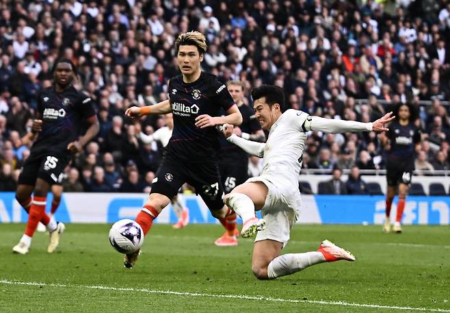 손흥민을 향한 억지 주장이 등장했다. 엄청난 득점 기록에도 불구하고 그가 아직도 잉글랜드 프리미어리그(EPL) 레전드가 아니라는 주장이었다. 영국 프로그램 토크스포츠에 출연한 앤디 타운센드는 2일(한국시각) 손흥민에 대한 질문을 받았다. 그는 손흥민이 레전드냐는 질문에 잠시 고민하더니 "그는 최고의 선수이자, 훌륭하다. 하지만 전설이라는 단어는 올바른 맥락에서만 사용해야 한다. 누군가는 대본에 그런 내용을 넣었는데 그것은 사실이 아니다. 내 생각에 손흥민은 토트넘의 훌륭한 선수이자, 지휘자이지만, 레전드는 아니다"라며 손흥민이 레전드는 아니라고 선을 그었다. 로이터연합뉴스