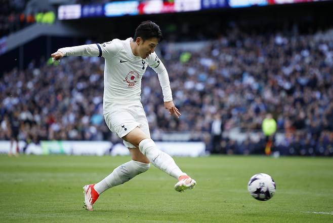 손흥민을 향한 억지 주장이 등장했다. 엄청난 득점 기록에도 불구하고 그가 아직도 잉글랜드 프리미어리그(EPL) 레전드가 아니라는 주장이었다. 영국 프로그램 토크스포츠에 출연한 앤디 타운센드는 2일(한국시각) 손흥민에 대한 질문을 받았다. 그는 손흥민이 레전드냐는 질문에 잠시 고민하더니 "그는 최고의 선수이자, 훌륭하다. 하지만 전설이라는 단어는 올바른 맥락에서만 사용해야 한다. 누군가는 대본에 그런 내용을 넣었는데 그것은 사실이 아니다. 내 생각에 손흥민은 토트넘의 훌륭한 선수이자, 지휘자이지만, 레전드는 아니다"라며 손흥민이 레전드는 아니라고 선을 그었다. 로이터연합뉴스