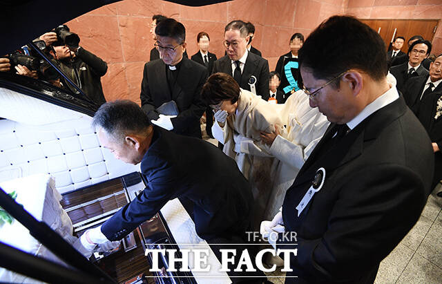 2일 오전 서울 서대문구 신촌세브란스병원 장례식장에서 고 조석래 효성 명예회장의 발인이 엄수된 가운데 조현준 효성 회장(오른쪽)과 조현상 부회장(가운데) 등 유가족들이 눈물을 흘리고 있다.