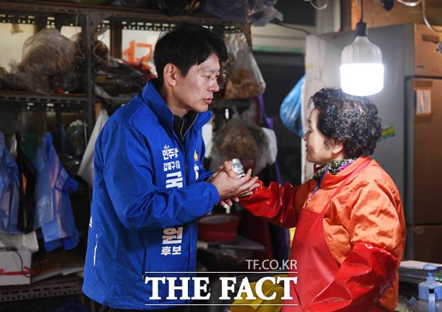 한민수 더불어민주당 강북을 후보가 2일 오전 서울 강북구 수유시장을 찾아 상인들과 인사하고 있다. /이새롬 기자
