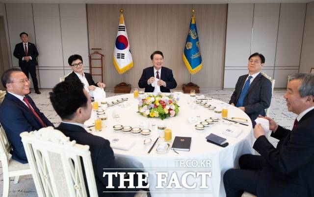 윤석열 대통령이 취임 693일째 만에 여당 인사로부터 공개적으로 탈당 요구를 받았다. 지난 2024년 1월 29일 서울 용산 대통령실 청사에서 윤 대통령이 한동훈 국민의힘 비상대책위원장, 윤재옥 원내대표와 오찬을 하고 있다. /대통령실 제공
