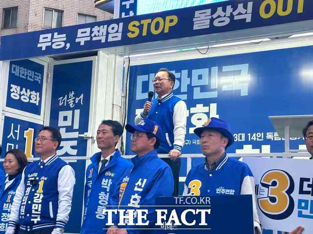 더불어민주당 김부겸 상임공동선대위원장이 2일 대구 동성로에서 '정권심판론'을 강조했다 / 대구 = 박성원 기자