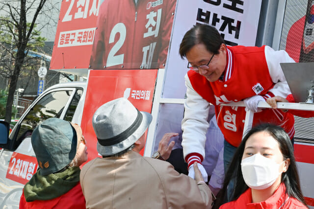 최재형  국민의 힘 후보가 유세 중 유권자와 악수를 하고 있다.